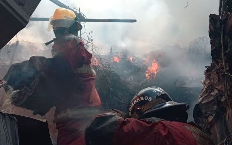 Incendio de gran magnitud se registró en una vivienda multifamiliar en Caracas