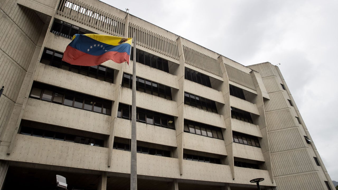 Exmagistrada del TSJ denuncia que el régimen la amenazó y secuestró a sus familiares para firmar inhabilitación de María Corina Machado | NTN24.COM
