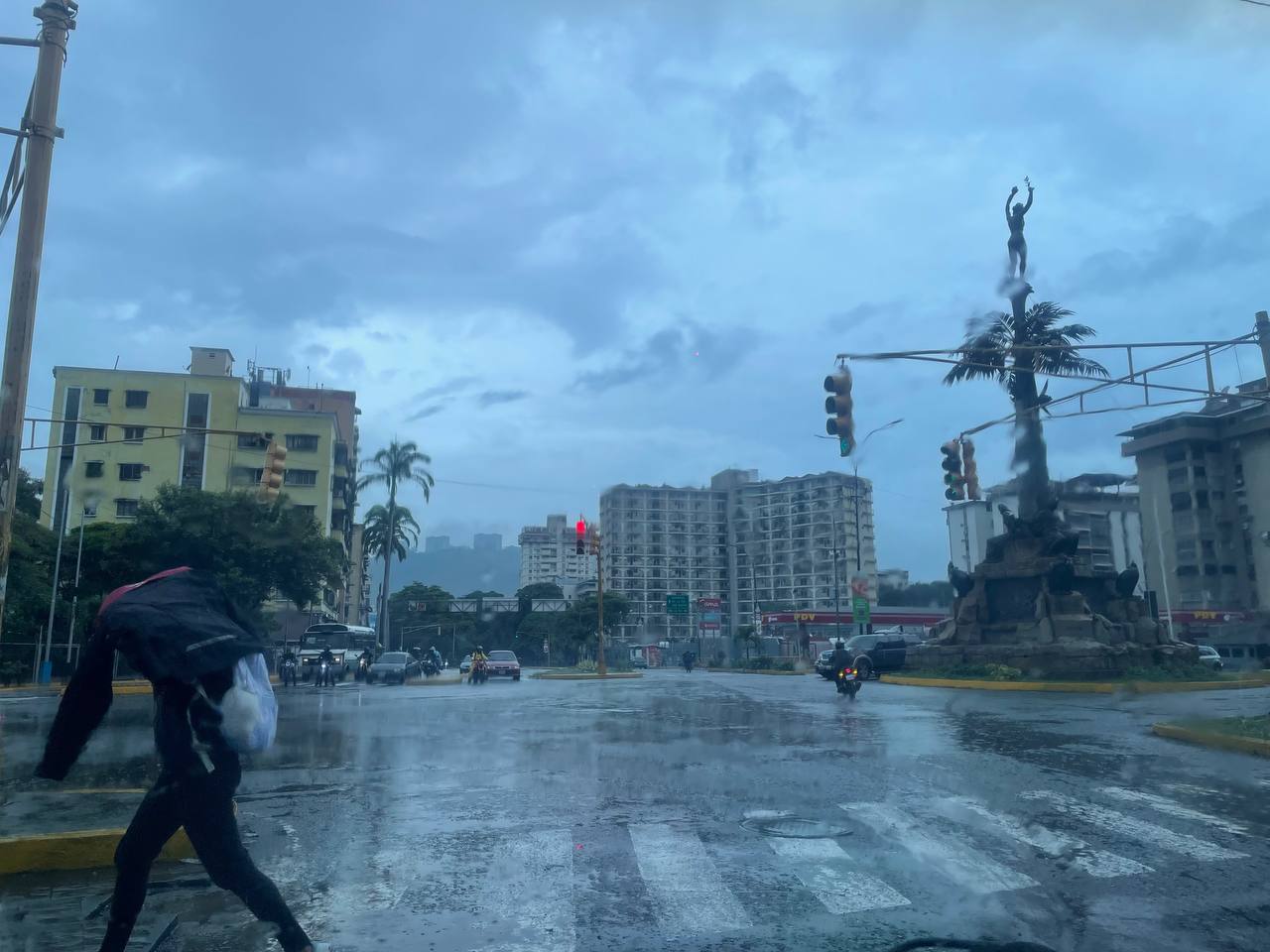 Lluvias inundaron vías de Caracas tras paso de la onda tropical 55