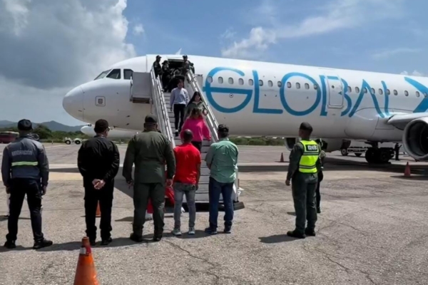 Llegan a Venezuela 387 migrantes en dos vuelos de repatriación procedentes de EE.UU. – bancaynegocios.com