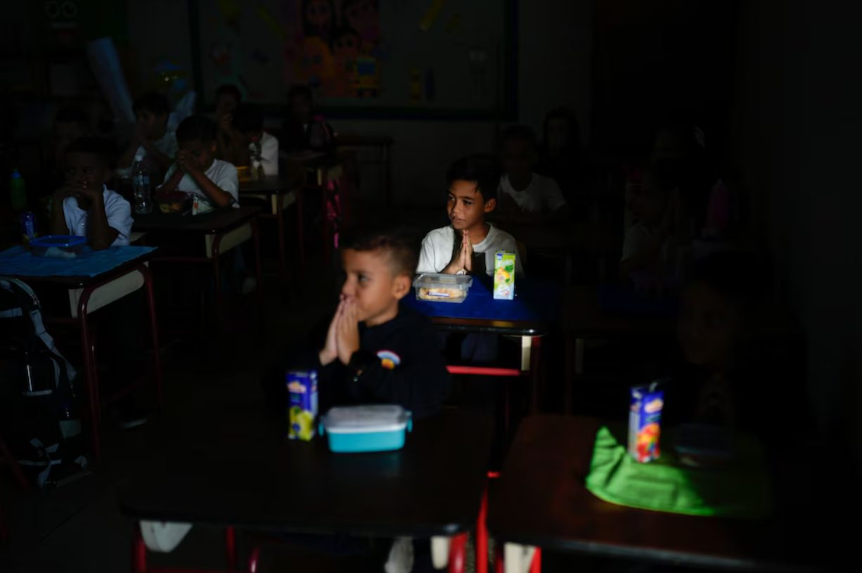 Apagones dificultan las clases y afectan la asistencia de estudiantes y docentes en Venezuela