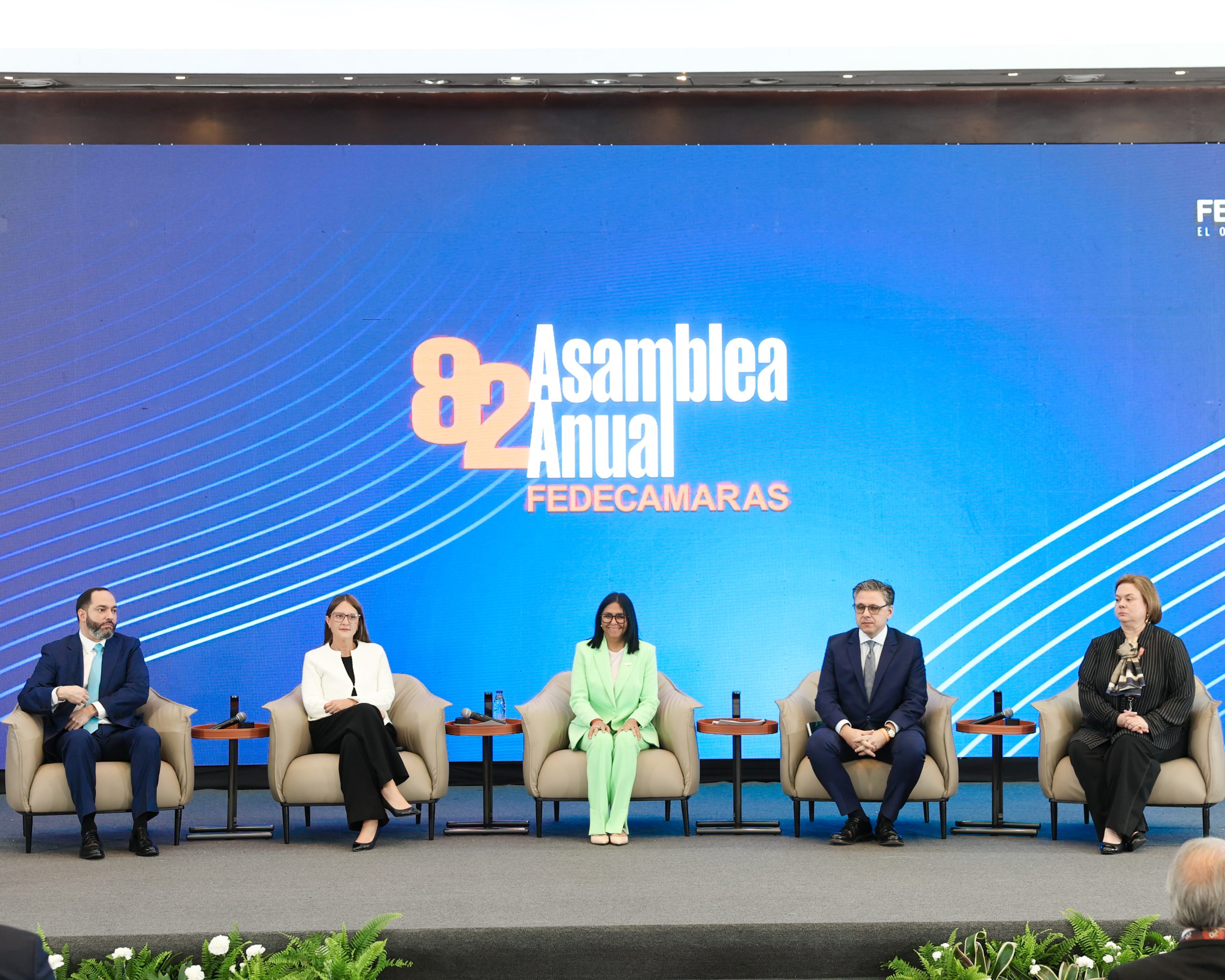 Delcy Rodríguez promete mejoras salariales para 2027