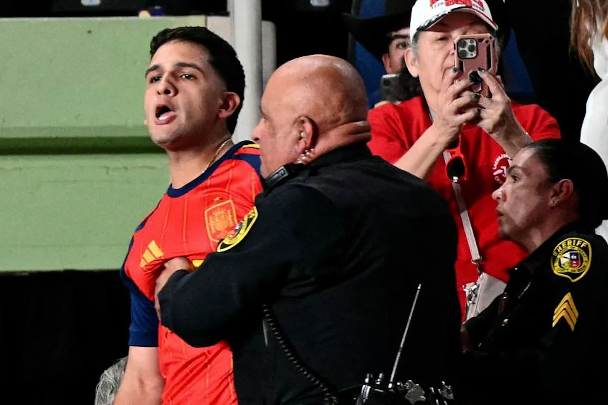 Manifestantes intentan reventar un mitin de Trump en Texas, uno con una camiseta de la selección española