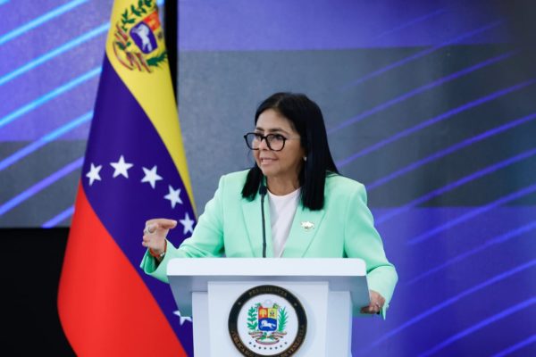 Delcy Rodríguez descarta la dolarización: «La soberanía monetaria es esencial para el crecimiento económico» – bancaynegocios.com