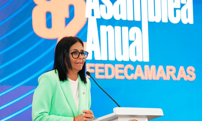 Delcy Rodríguez prometió “crecimiento en la remuneración” de empleados públicos, pero con su sueldo congelado