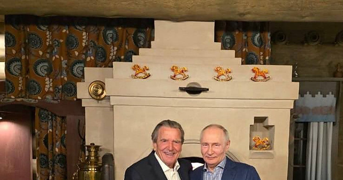 El excanciller alemán Schröder abraza a Putin en su cumpleaños
