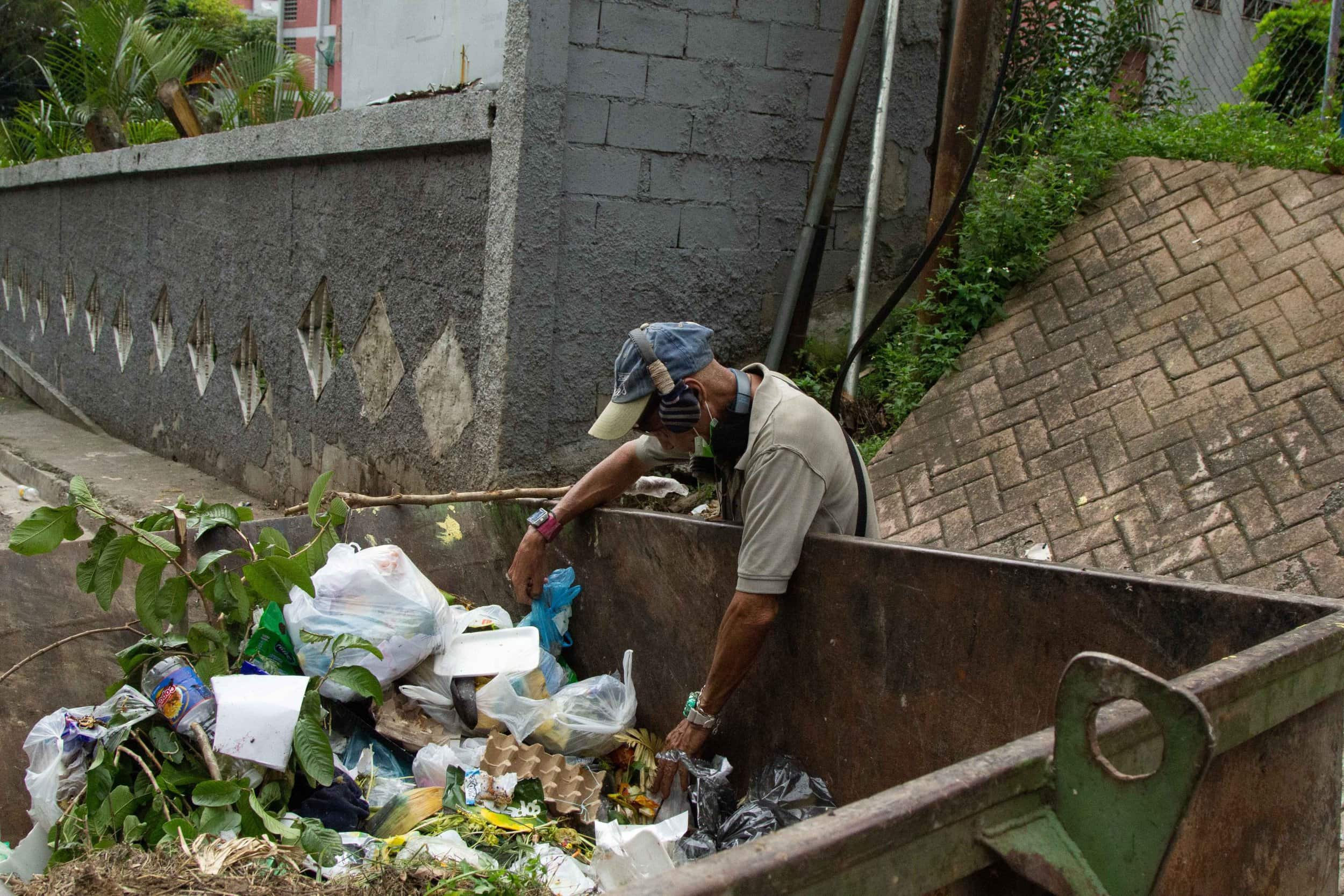 El retiro de contenedores agrava la crisis de basura en zonas de Caracas