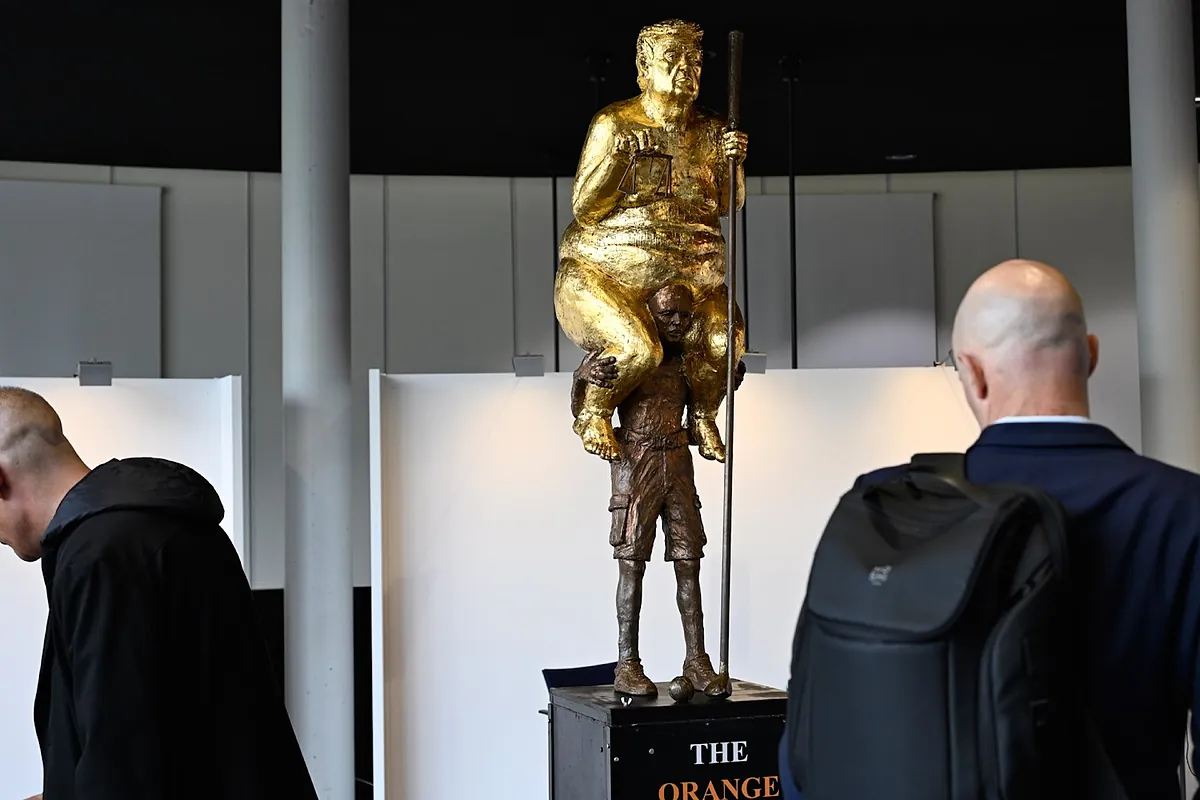 Una estatua dorada de Trump desnudo se exhibe en el Parlamento Europeo