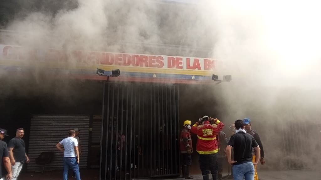 Al menos 300 personas fueron evacuadas por incendio de gran magnitud en Caracas (+Video)