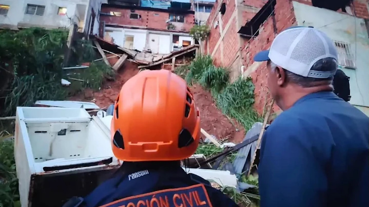 Autoridades atienden colapso de vivienda por lluvias en zona de Barrio Unión, Petare