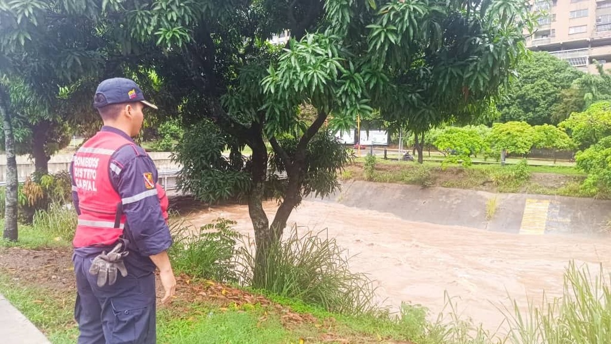 Bomberos de Caracas mantienen monitoreo del río Guaire tras fuertes precipitaciones en la capital este sábado