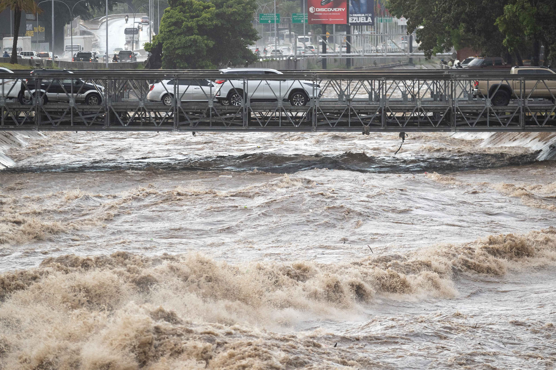 Fuertes lluvias causaron anegaciones en varios sectores de Caracas la tarde del #10Oct (VIDEOS)