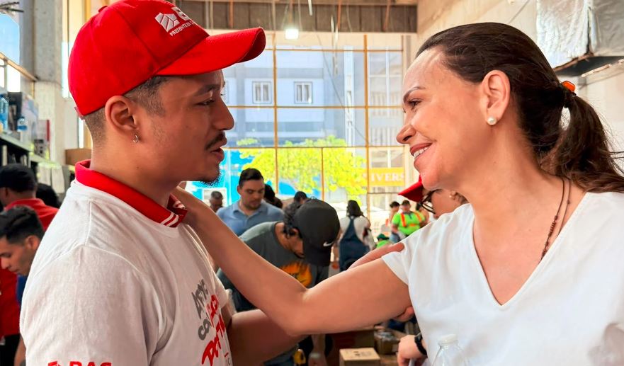 María Corina Machado acompañó a venezolanos que ayudan a víctimas del terremoto en Panamá (VIDEO)