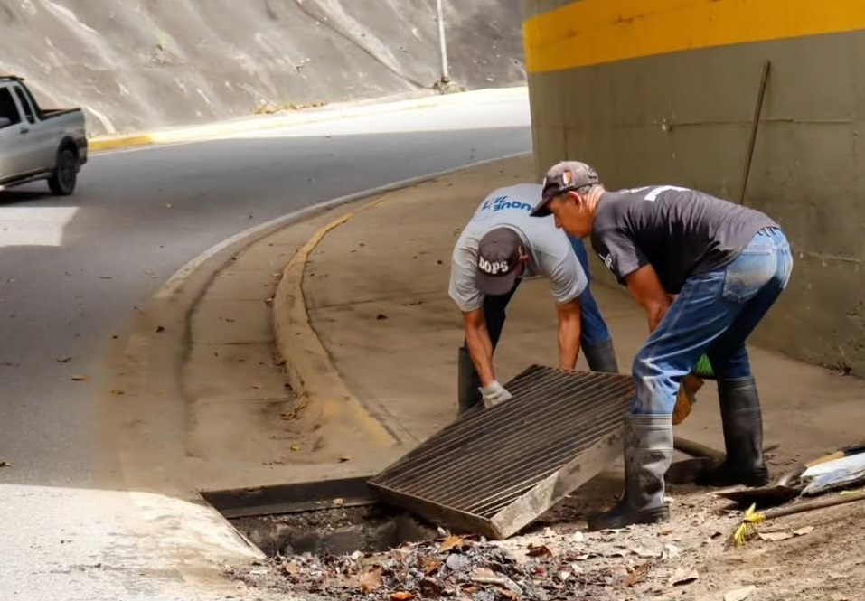 Chacao despliega mantenimiento en canales de drenaje