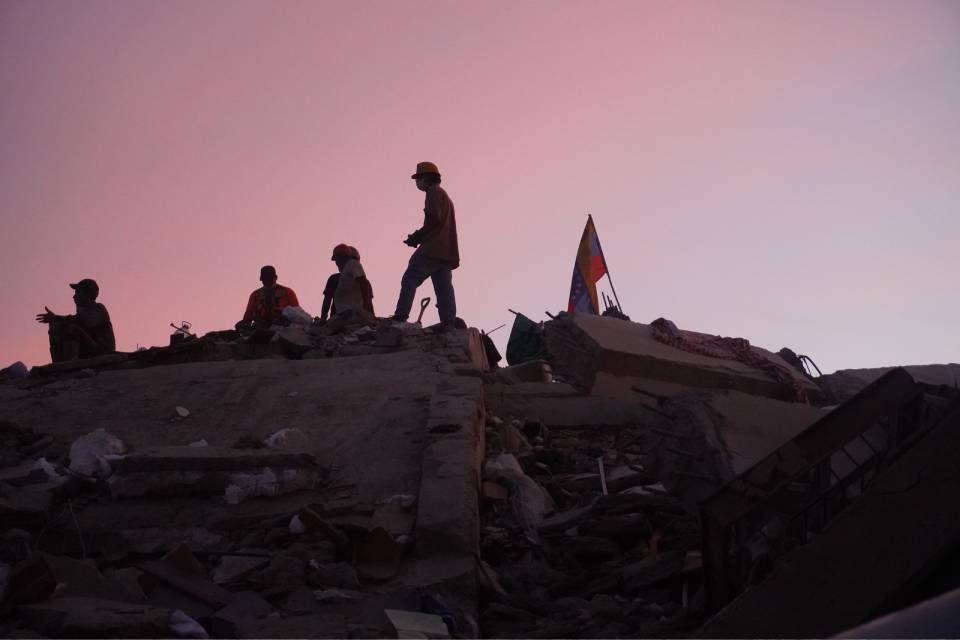 Siguen recuperando cuerpos de fallecidos en La Guaira a casi cuatro meses de los terremotos (VIDEO)