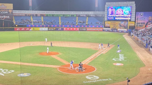 Lluvia de batazos entre Magallanes y Tiburones en el choque inaugural de la LVBP