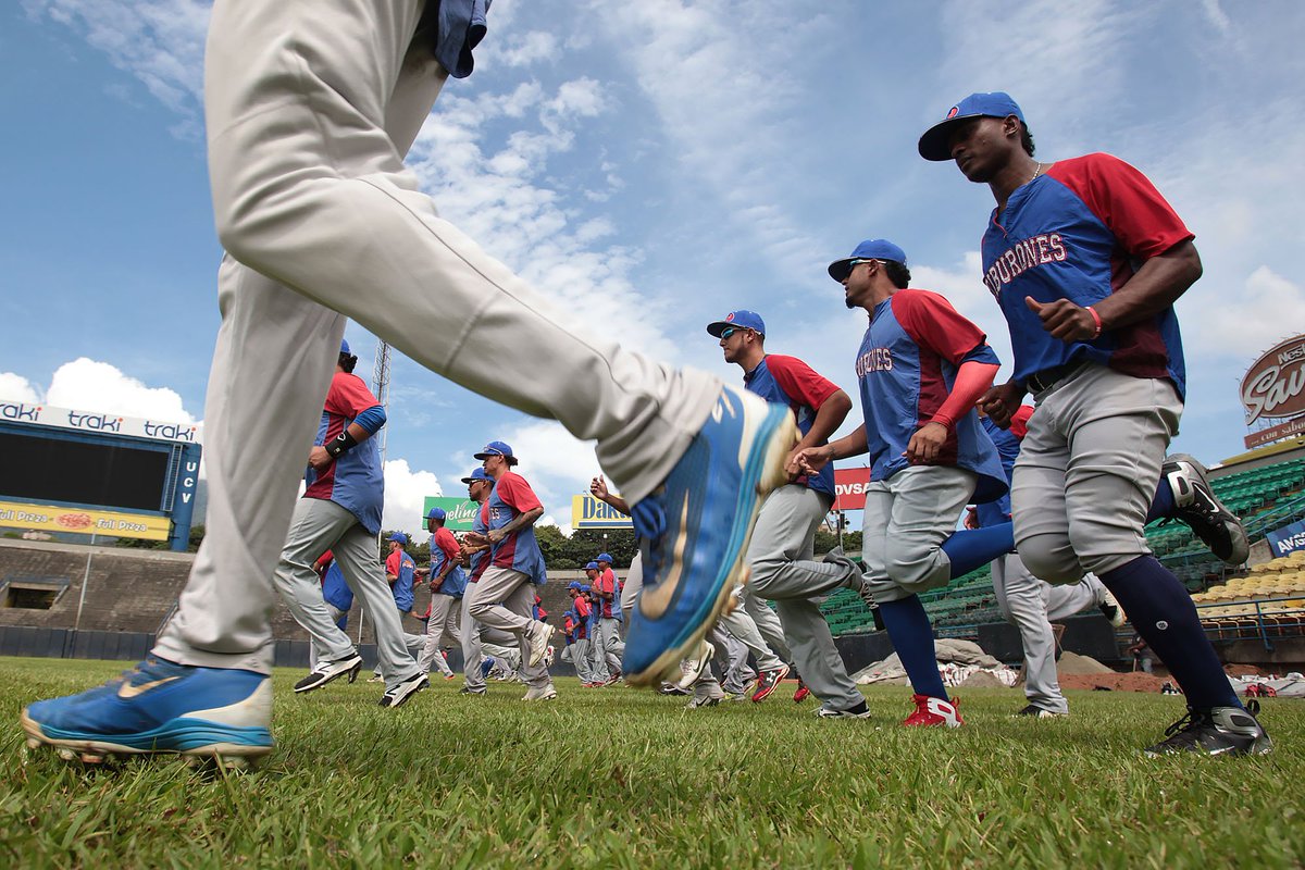 En un juego inaugural de batazos a granel, Tiburones de La Guaira someten a Navegantes del Magallanes, 10-6 < El Informador Venezuela