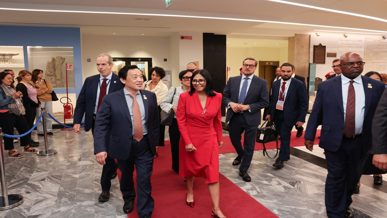 Presidenta Delcy Rodríguez se reúne con el director general de la FAO en Roma