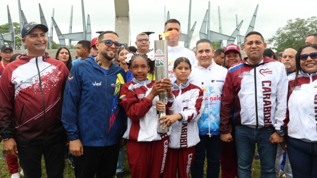 Fuego patrio ilumina los Juegos Comunales
