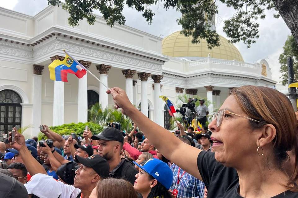 Chavismo marchó a la AN para entregar documento en respaldo a gestión de Delcy Rodríguez