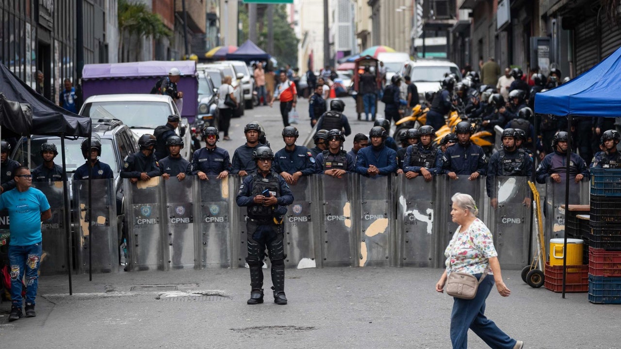 Policía Nacional Bolivariana impidió el acceso al Palacio de Miraflores a un grupo de trabajadores | NTN24.COM