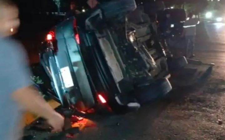 Carro terminó volcado en la avenida Boyacá de Caracas con un saldo de tres heridos