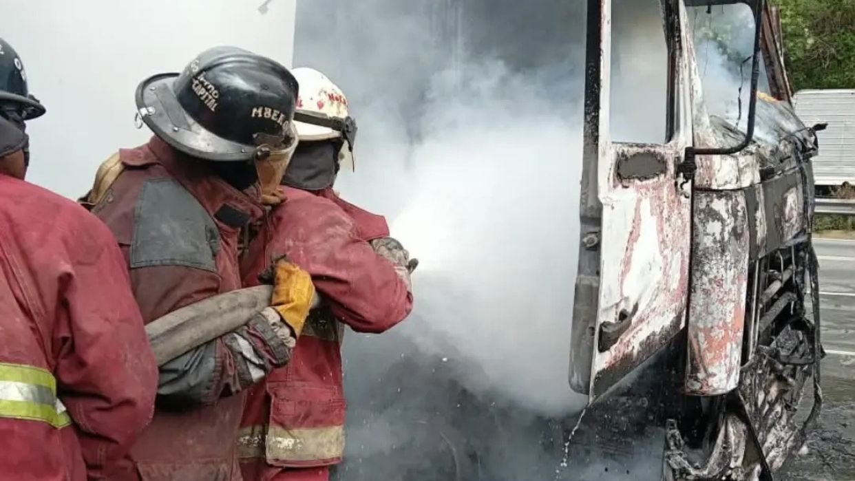 Vehículo de carga pesada se incendio en autopista de Caracas