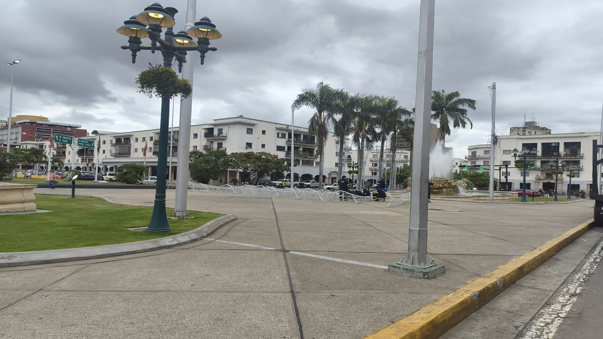Caracas empieza a vestirse con adornos navideños