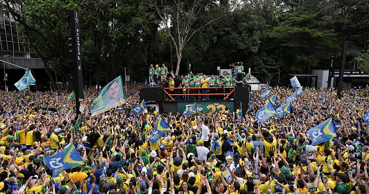 Miles de brasileños salen a las calles a siete días de la segunda vuelta presidencial más reñida de su historia