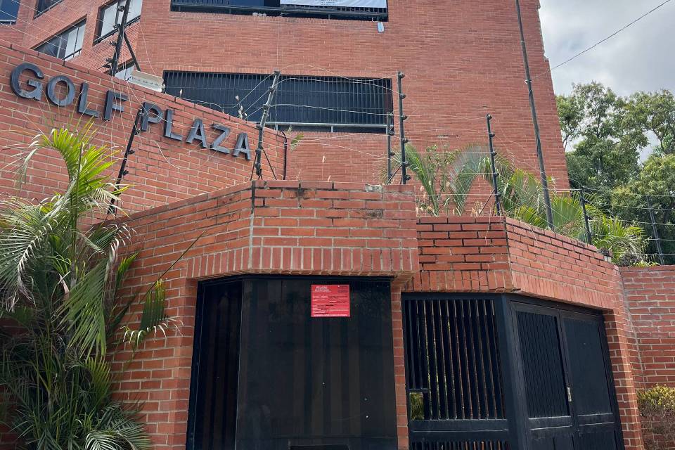 Vecinos de La Guaira custodian edificios entre incertidumbre por demoliciones y desamparo