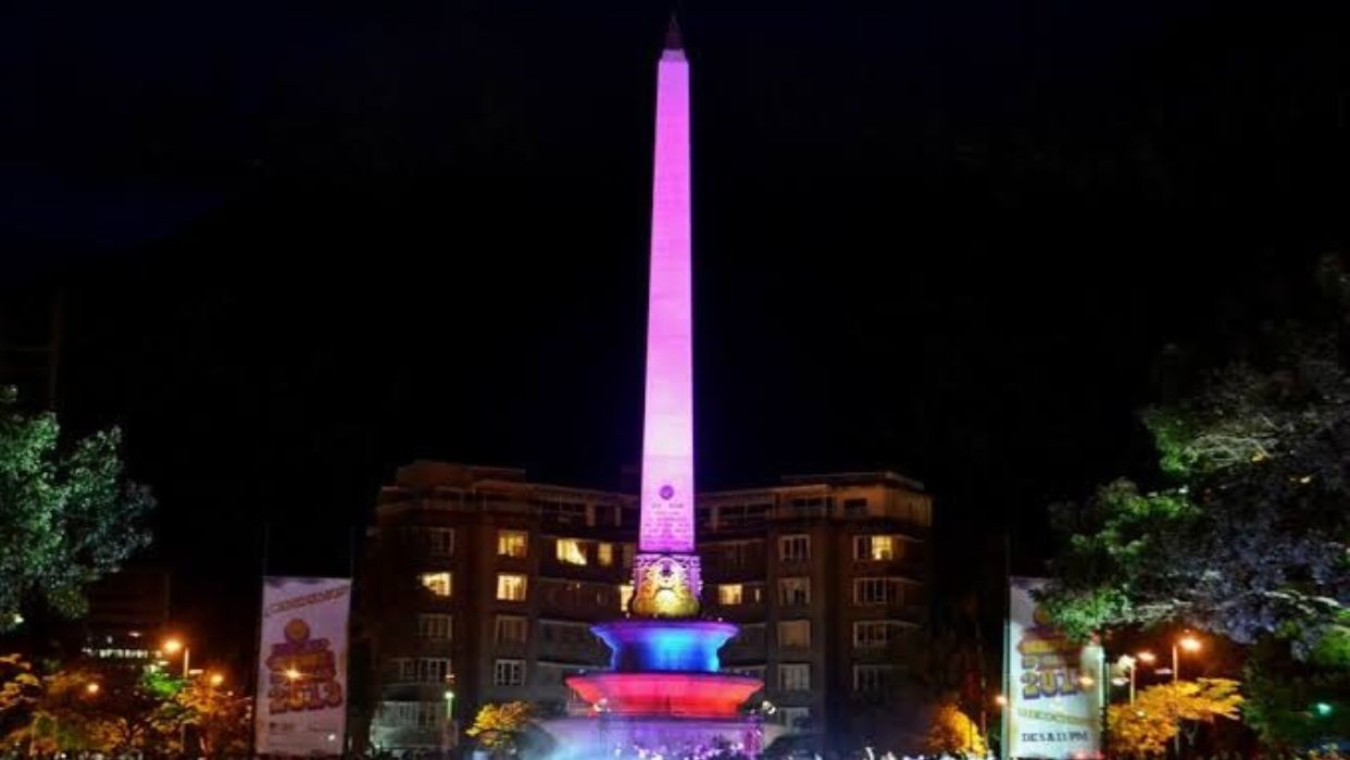 Este lunes 19-Oct se encenderá de rosa el Obelisco de la Plaza Francia