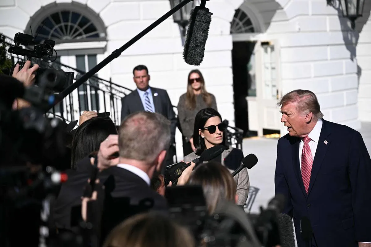Trump sopesa convertir sala de prensa de la Casa Blanca en piscina como su “último legado”