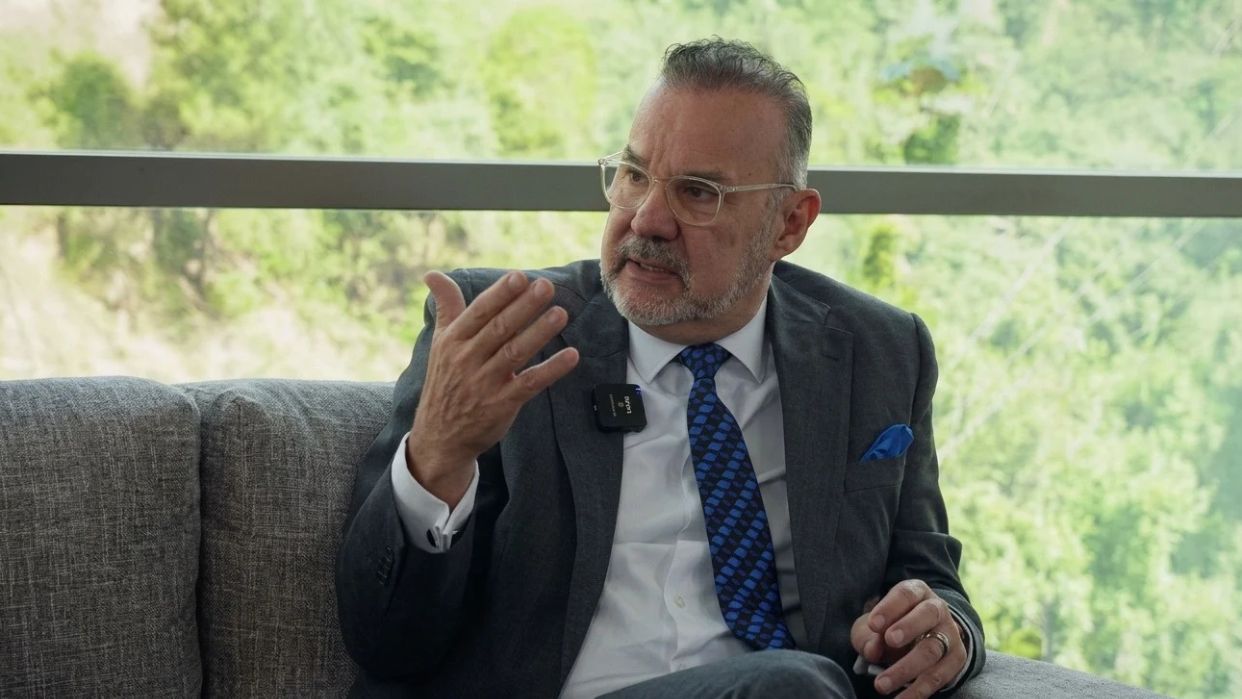 Dr. Inocencio Figueroa al presentar su libro Relatos de Independencia: